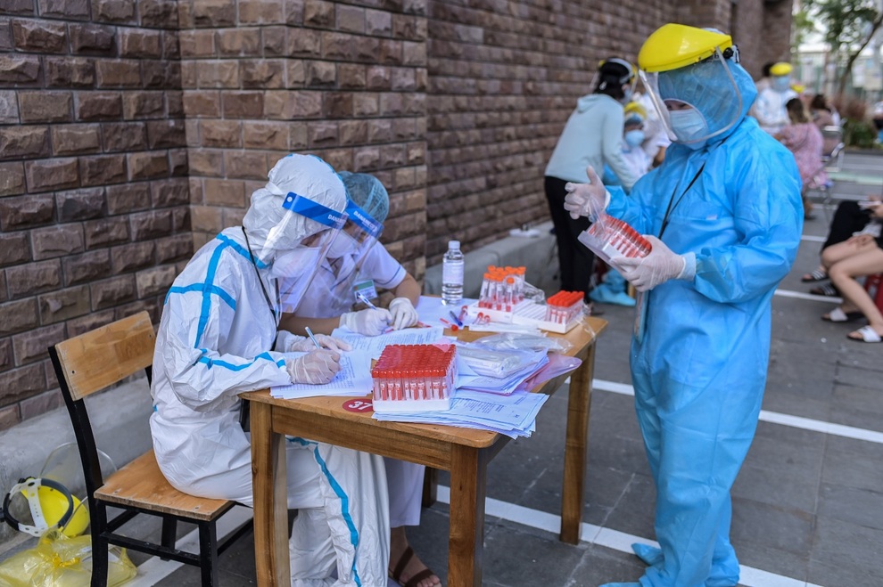 Những món quà hạ nhiệt gửi đến các chiến binh căng mình giữa đại dịch - 1