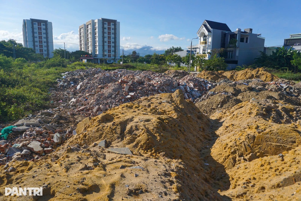 Ngán ngẩm cảnh đất trống thành “núi” xà bần lộ thiên tại Đà Nẵng - 1