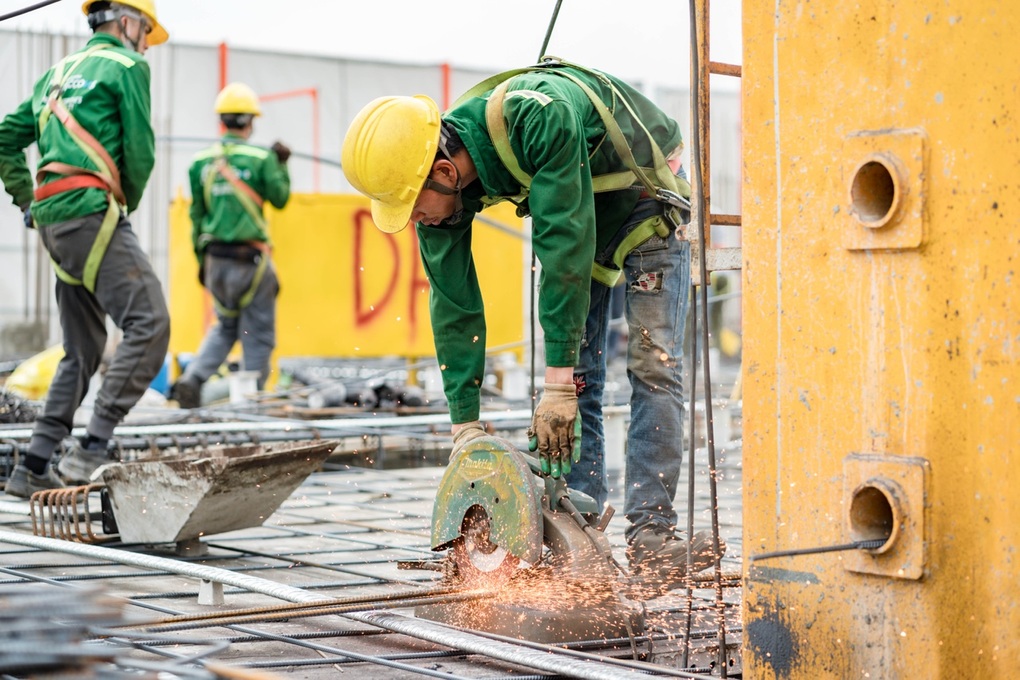 Không khí tất bật trên công trường Coteccons ngày 30 Tết - 2 Không khí tất bật trên công trường Coteccons ngày 30 Tết - 2