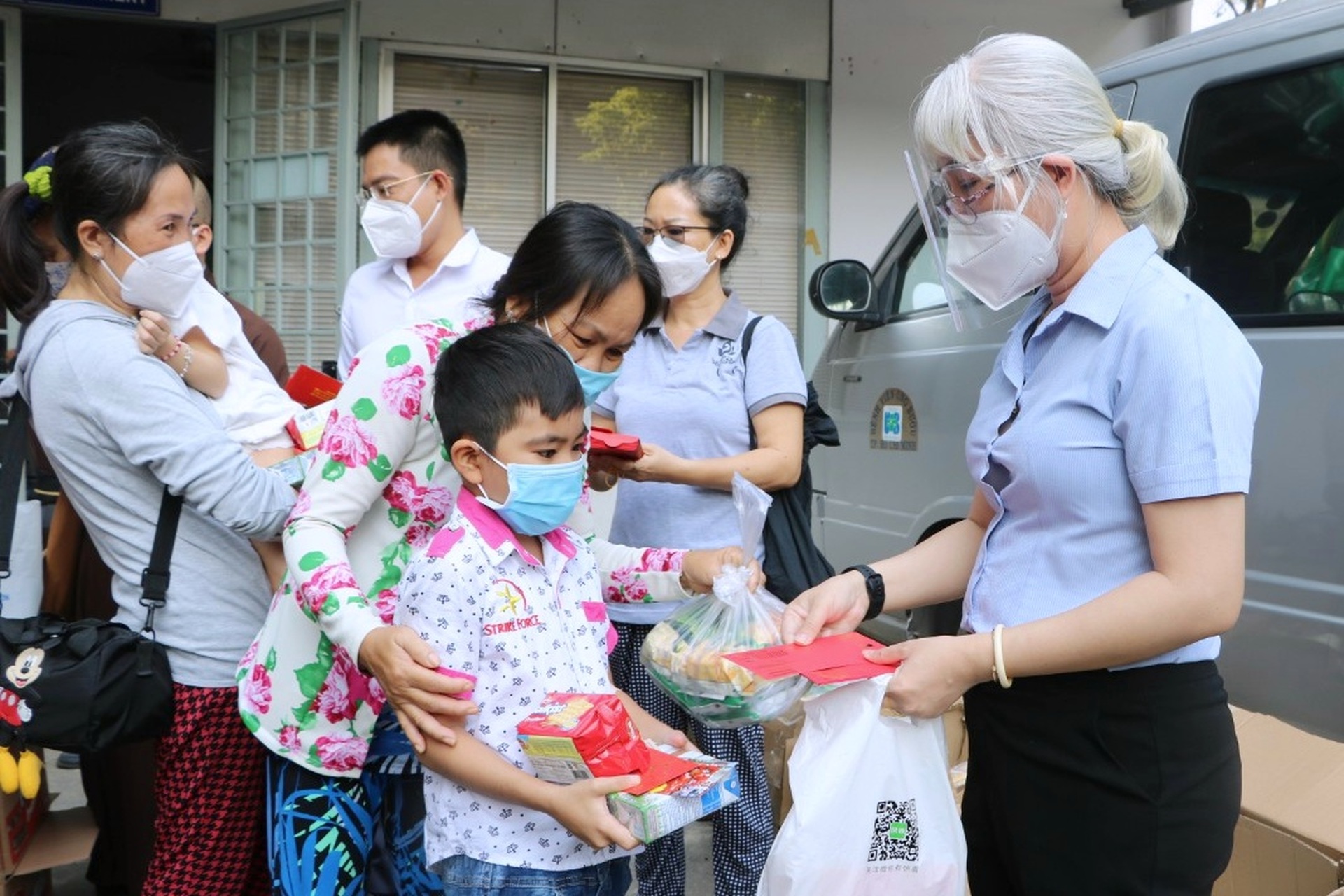 Cha bị đột quỵ, con gái 12 năm làm cô tiên của người bệnh hiểm nghèo - 4 Cha bị đột quỵ, con gái 12 năm làm cô tiên của người bệnh hiểm nghèo - 4
