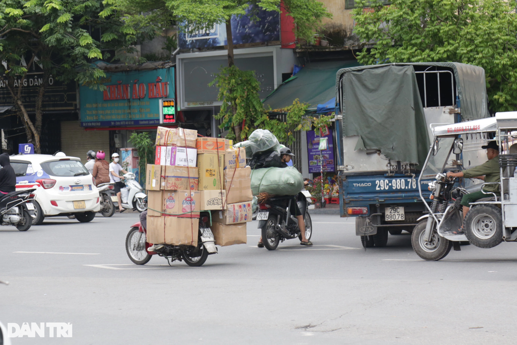 CSGT xử lý hàng loạt xe máy chở hàng cồng kềnh trên phố Hà Nội - 9 CSGT xử lý hàng loạt xe máy chở hàng cồng kềnh trên phố Hà Nội - 9