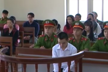 Bênh mẹ, con trai đâm chết cha ruột