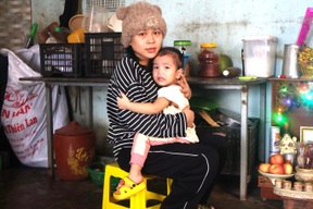 Bé 2 tuổi héo hon từng ngày vì bệnh, cha mẹ nghèo không tiền lo cho con