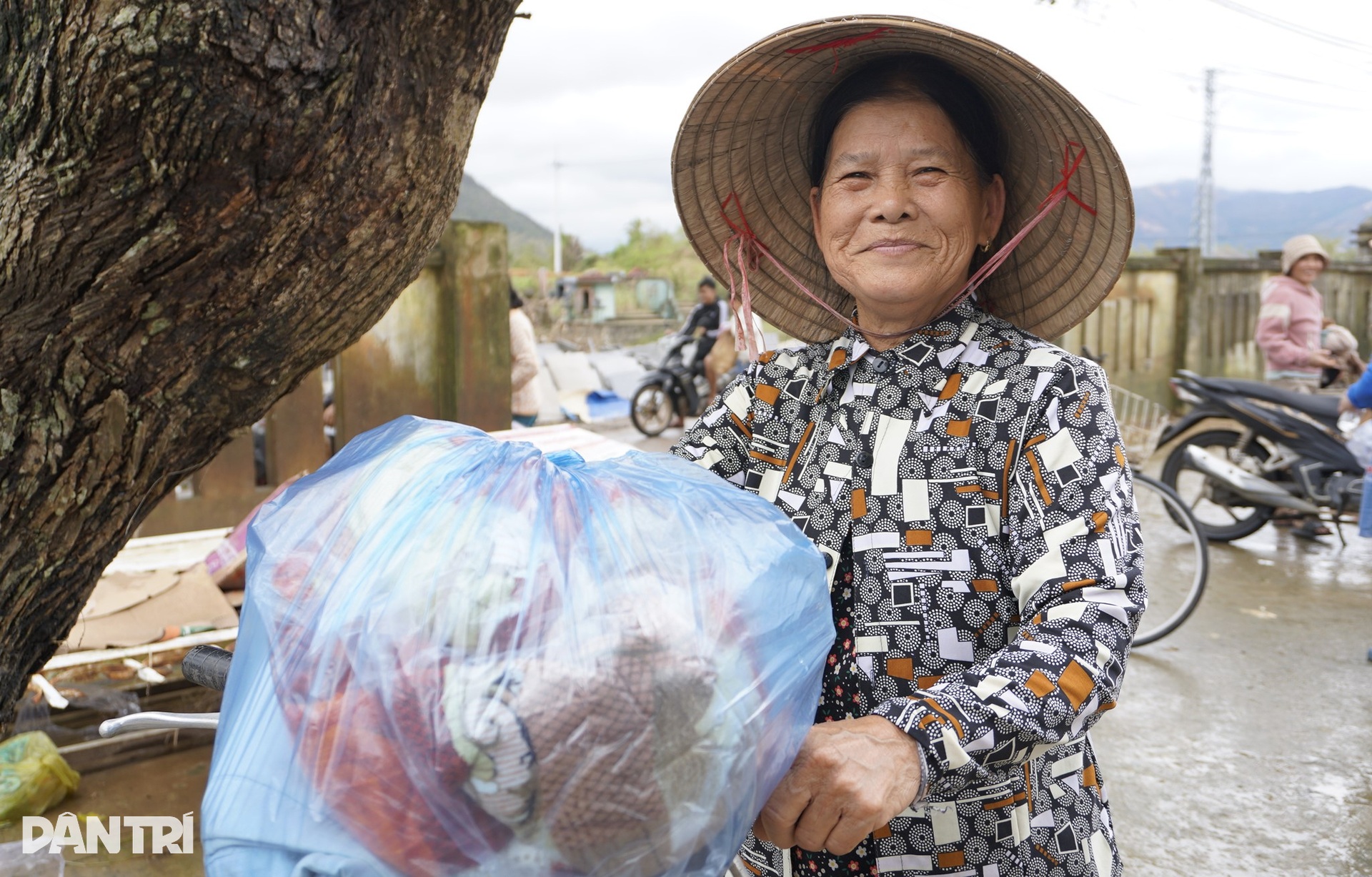 Người phụ nữ nghèo bật khóc vì 6 con bò bị lũ dữ cuốn trôi - 8