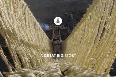 Cầu treo tết bằng cỏ, nằm chênh vênh trên vực sâu thẳm