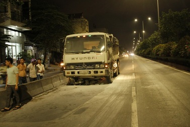 Xe tải tông 2 vợ chồng thương vong, kéo lê khiến xe máy bốc cháy