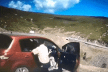 Tài xế quên kéo phanh tay, ô tô lao xuống vực khiến khách không kịp trở tay