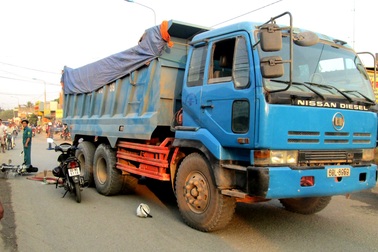 Đi đón cháu, cụ ông bị xe cán tử vong