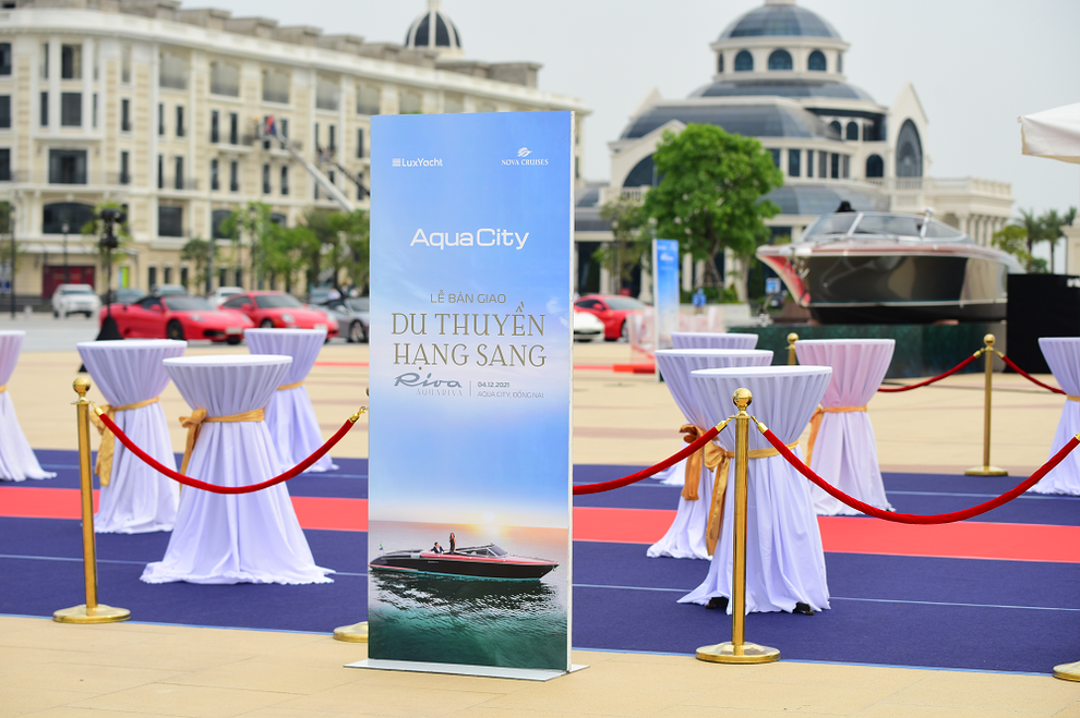 LuxYacht bàn giao Du thuyền hạng sang Riva Aquariva Super tại thị trường Đông Nam Á cho Nova Cruises - 1 LuxYacht bàn giao Du thuyền hạng sang Riva Aquariva Super tại thị trường Đông Nam Á cho Nova Cruises - 1