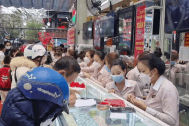 Người dân Đà Nẵng, Hà Tĩnh dậy từ 5h sáng, chờ mua 5 phân, 1 chỉ vàng