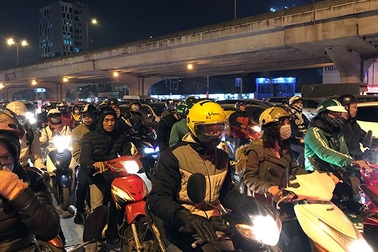"Ngấp nghé" Noel và Tết Dương lịch, đường phố Hà Nội ùn tắc nghiêm trọng