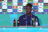 Pogba dẹp chai bia Heineken sau khi Ronaldo "hắt hủi" Coca-Cola
