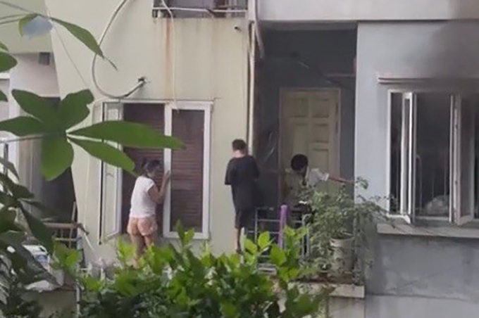 4 người trong căn nhà leo qua ban công sang nhà hàng xóm.