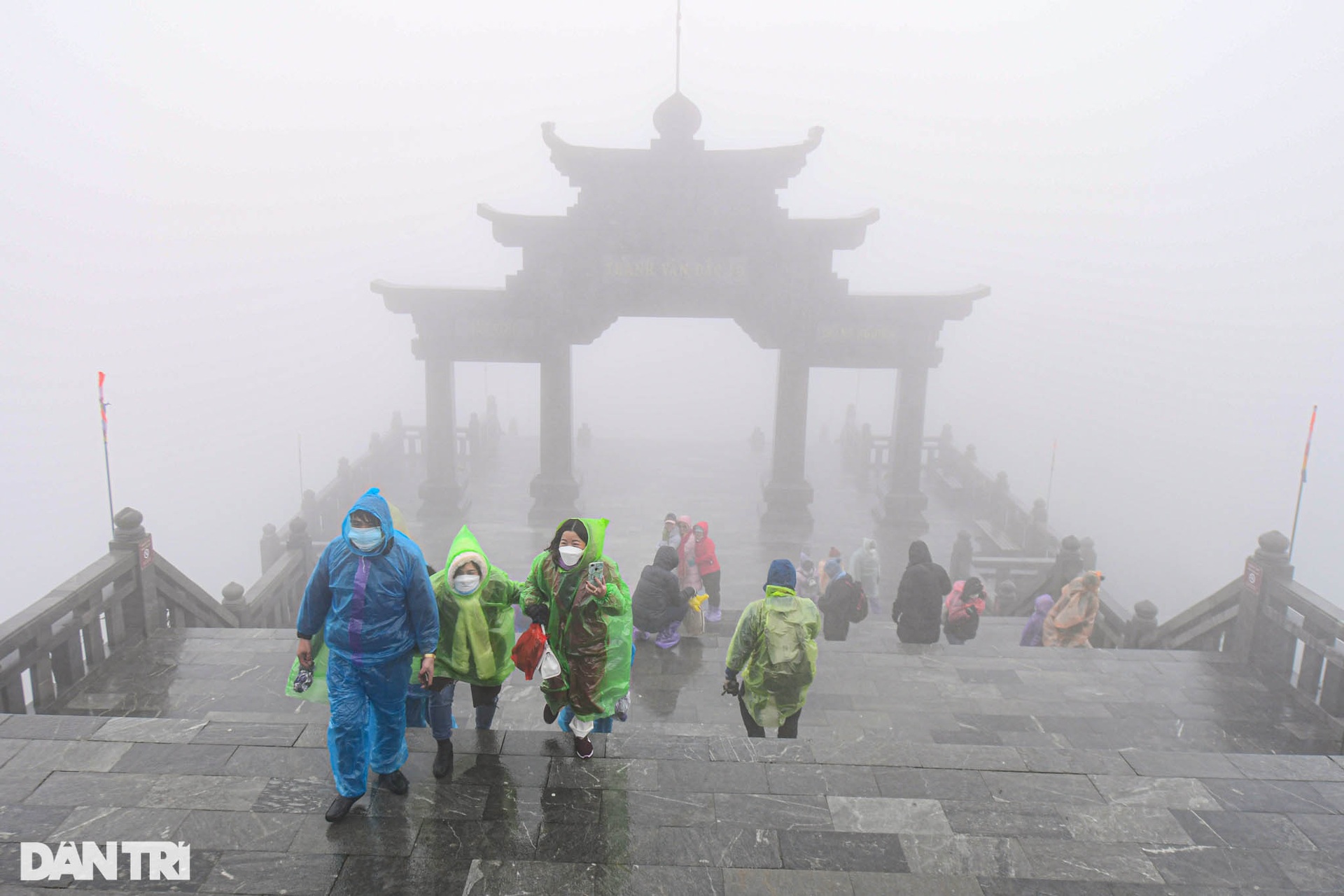 Du khách vẫn đổ lên đỉnh Fansipan dù mưa rét 0 độ C và không có băng tuyết - 3 Du khách vẫn đổ lên đỉnh Fansipan dù mưa rét 0 độ C và không có băng tuyết - 3