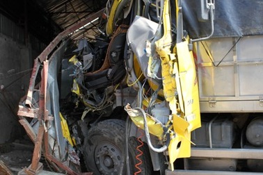 Xe ầm ầm lao vào nhà dân, 7 người thoát chết trong gang tấc