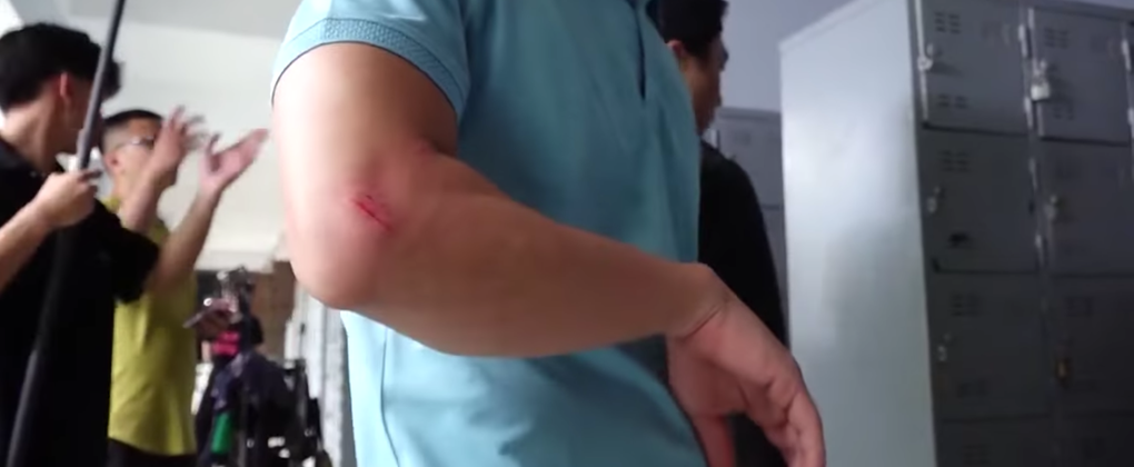 Hậu trường Làng trong phố: Trần Vân kiệt sức, Tiến Lộc bị chảy máu tay - 4 Hậu trường Làng trong phố: Trần Vân kiệt sức, Tiến Lộc bị chảy máu tay - 4