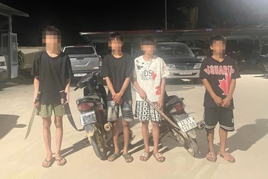 Bốn thanh thiếu niên bịt mặt, vác kiếm chém đối thủ rồi bỏ trốn