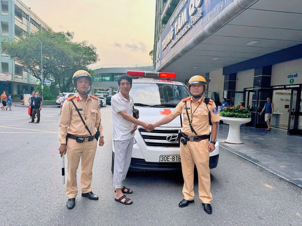 CSGT Hà Nội dùng mô tô chuyên dụng mở đường đưa cháu bé đi cấp cứu kịp thời - 2 CSGT Hà Nội dùng mô tô chuyên dụng mở đường đưa cháu bé đi cấp cứu kịp thời - 2