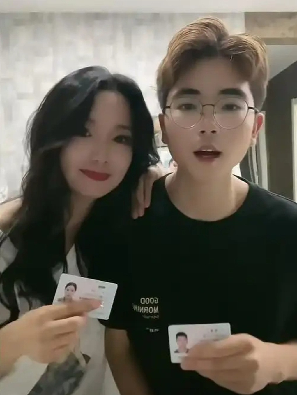 Chàng shipper cưa đổ nữ khách hàng hơn 15 tuổi sau lần giao đơn hàng - 3 Chàng shipper cưa đổ nữ khách hàng hơn 15 tuổi sau lần giao đơn hàng - 3