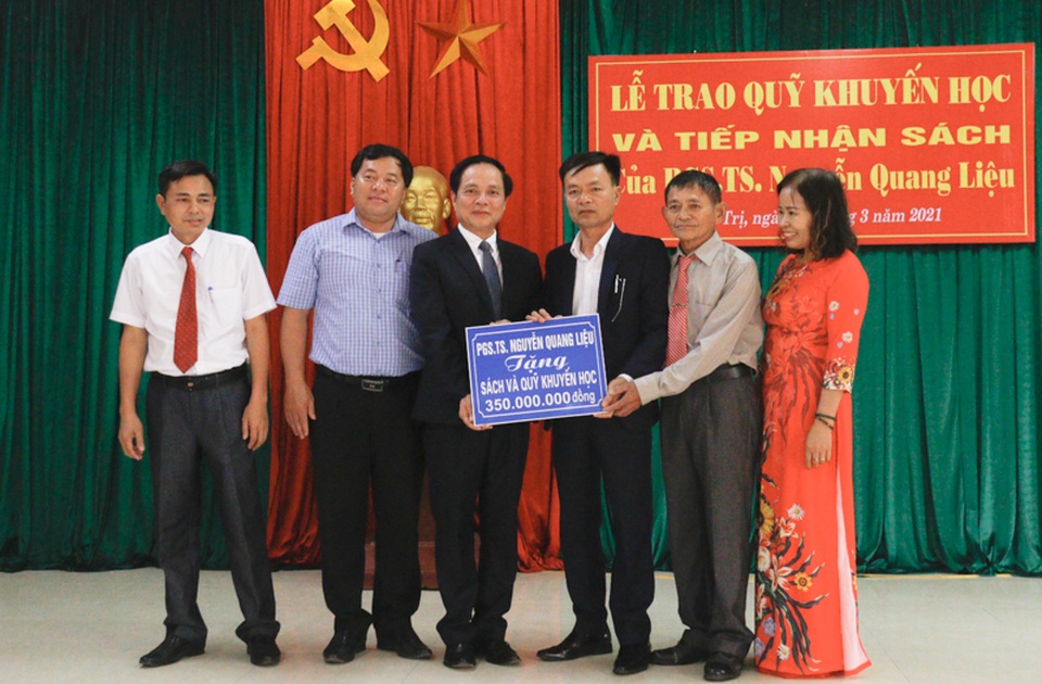 PGS.TS Nguyễn Quang Liệu ủng hộ quỹ khuyến học, sách cho quê hương - 1 PGS.TS Nguyễn Quang Liệu ủng hộ quỹ khuyến học, sách cho quê hương - 1