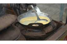 Xếp hàng, lấy số chờ mua bánh bò nướng chảo