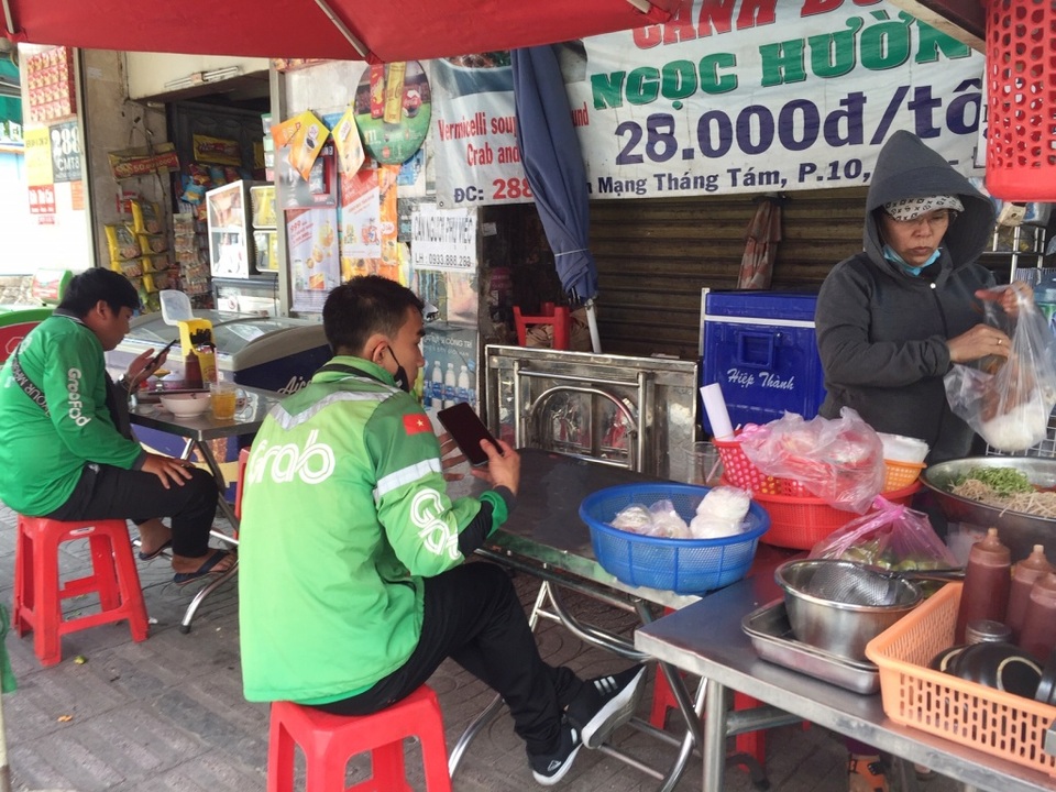 TPHCM: Tiệm cắt tóc, sửa xe, ăn uống “hốt bạc” ngày đầu mở cửa trở lại - 4 TPHCM: Tiệm cắt tóc, sửa xe, ăn uống “hốt bạc” ngày đầu mở cửa trở lại - 4