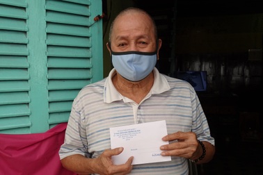 TPHCM: Cán bộ đến tận nhà trao tiền hỗ trợ cho người dân từ gói 886 tỷ đồng