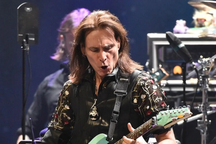 Huyền thoại guitar thế giới lần đầu biểu diễn tại Việt Nam