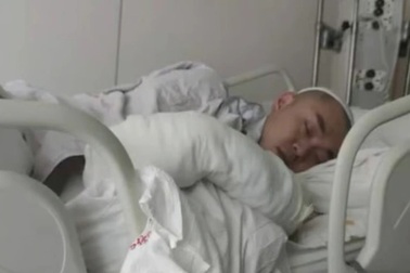 Bác sĩ bị bệnh nhân đâm nhiều nhát, nằm viện vẫn nỗ lực cống hiến