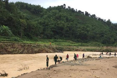Mở rộng địa bàn tìm kiếm cán bộ biên phòng bị lũ cuốn trôi