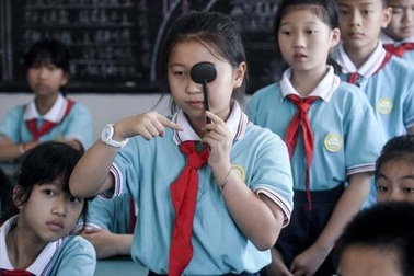 Lo ngại học sinh cận thị tăng, tỉnh Chiết Giang cấm giao bài về nhà trên ứng dụng điện thoại