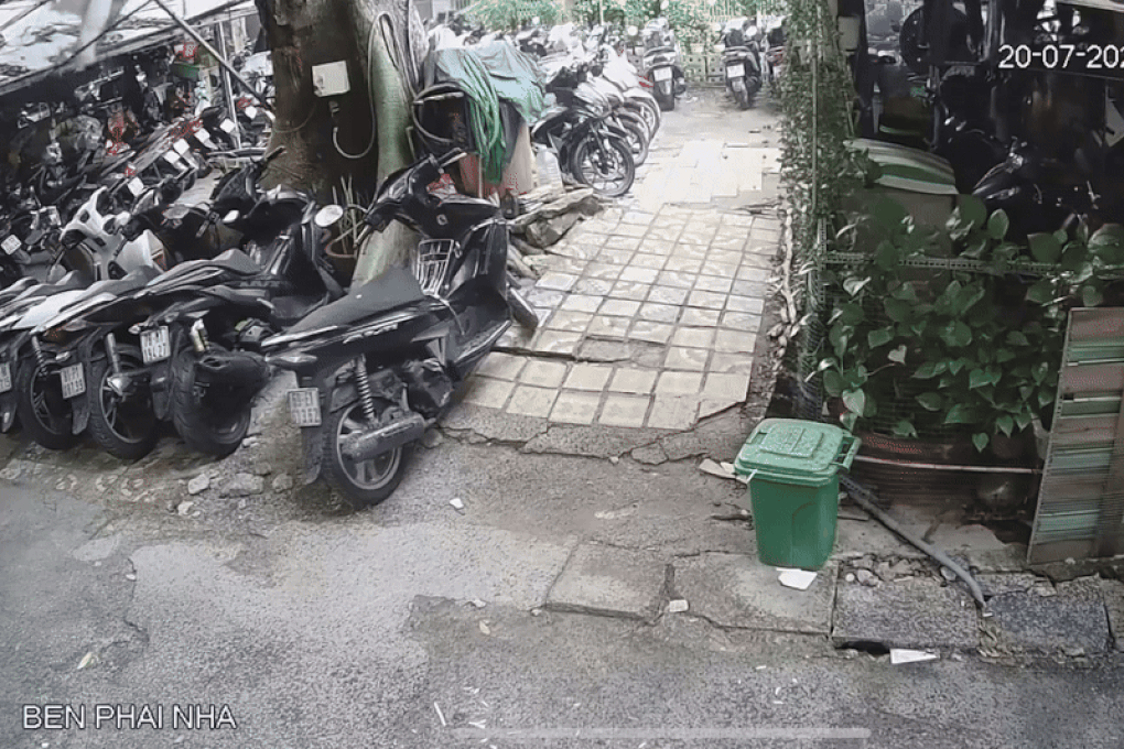 Cây gòn hơn 30 năm tuổi nghiêng sát nhà dân ở TPHCM đã được đốn hạ - 3 Cây gòn hơn 30 năm tuổi nghiêng sát nhà dân ở TPHCM đã được đốn hạ - 3
