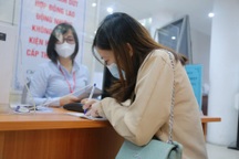 Lùi tăng lương công chức: "10 năm đi làm, lương 5 triệu đồng, giờ bỏ việc là quá muộn"