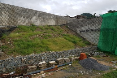 Bức xúc vì chậm chạp tháo dỡ bức tường “khủng” treo trên đầu dân