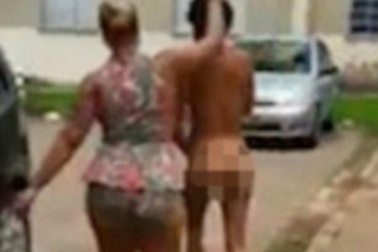 Bắt người tình của chồng khỏa thân đi trên phố