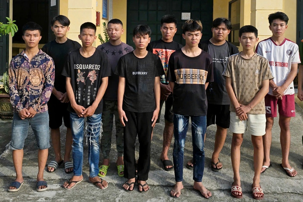 Tạm giữ hình sự 10 đối tượng đuổi đánh nhau gây náo loạn đường phố - 1 Tạm giữ hình sự 10 đối tượng đuổi đánh nhau gây náo loạn đường phố - 1