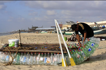 Thuyền vỏ chai nhựa vượt đại dương từ “tâm bão” xung đột Gaza