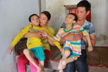 Xót lòng nhìn vợ chồng nghèo kiệt quệ nuôi 2 con bị bại não