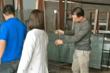 "Khóc tiếng mán" với pha nện búa thử kính cường lực trong xưởng nhôm kính