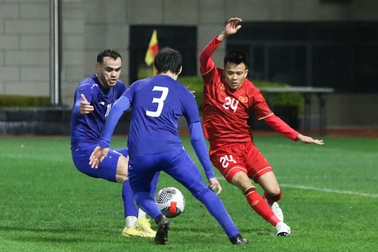 Tuyển Việt Nam không có cú sút, lép vế về kiểm soát bóng trước Uzbekistan