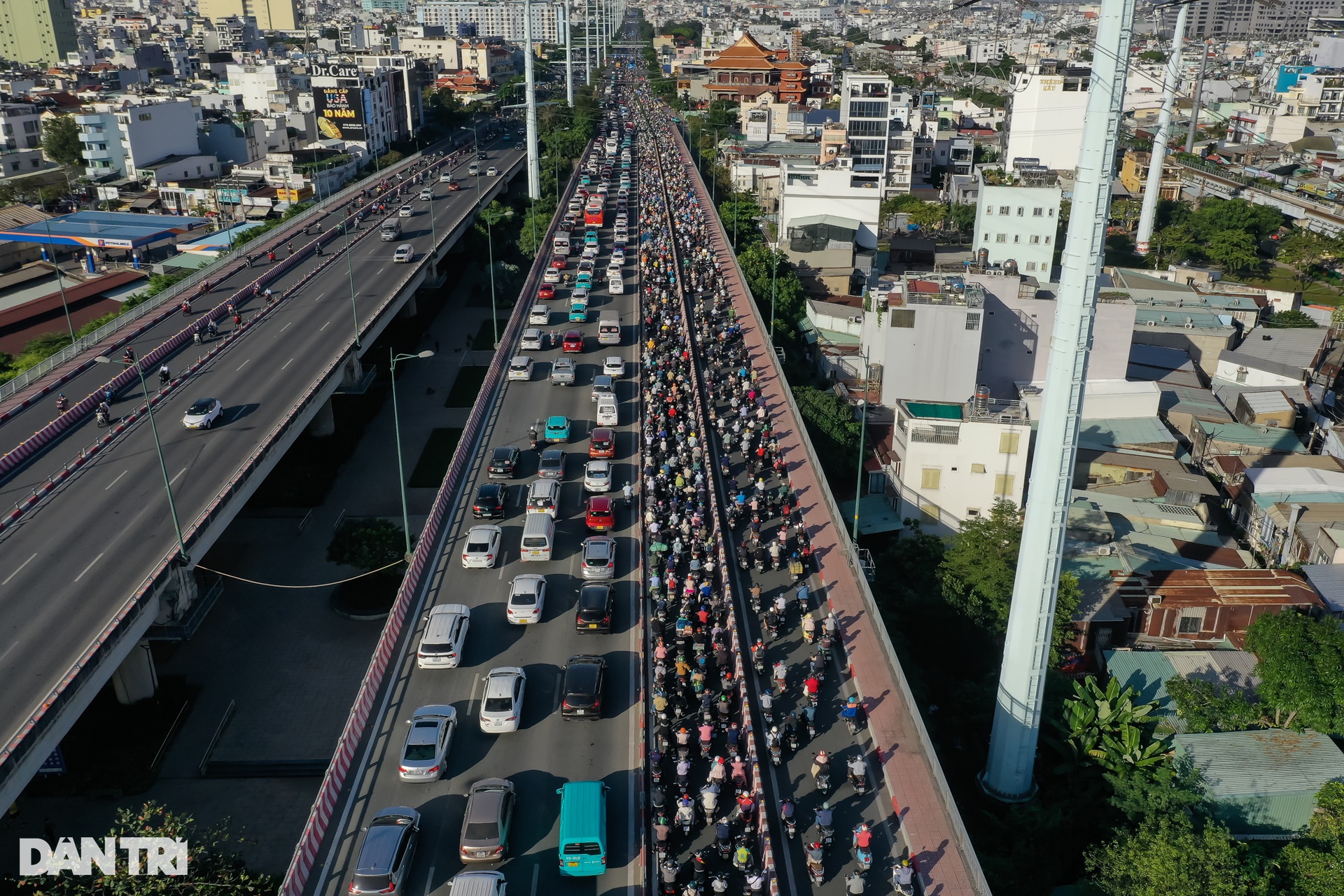 Đường phố Hà Nội, TPHCM ùn tắc cả ngày lẫn đêm dịp cận Tết Nguyên đán - 13 Đường phố Hà Nội, TPHCM ùn tắc cả ngày lẫn đêm dịp cận Tết Nguyên đán - 13