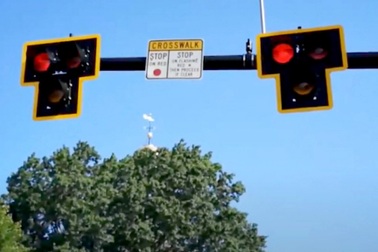 Cứ 4 tài xế thì có 1 người vượt đèn đỏ vì sáng kiến đèn giao thông kiểu mới