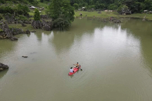 Điểm du lịch Hang Táu nước ngập như sông, du khách chèo thuyền đi bắt cá