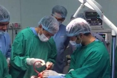 Bác sĩ nhờ phóng viên phẫu thuật não cho nạn nhân động đất