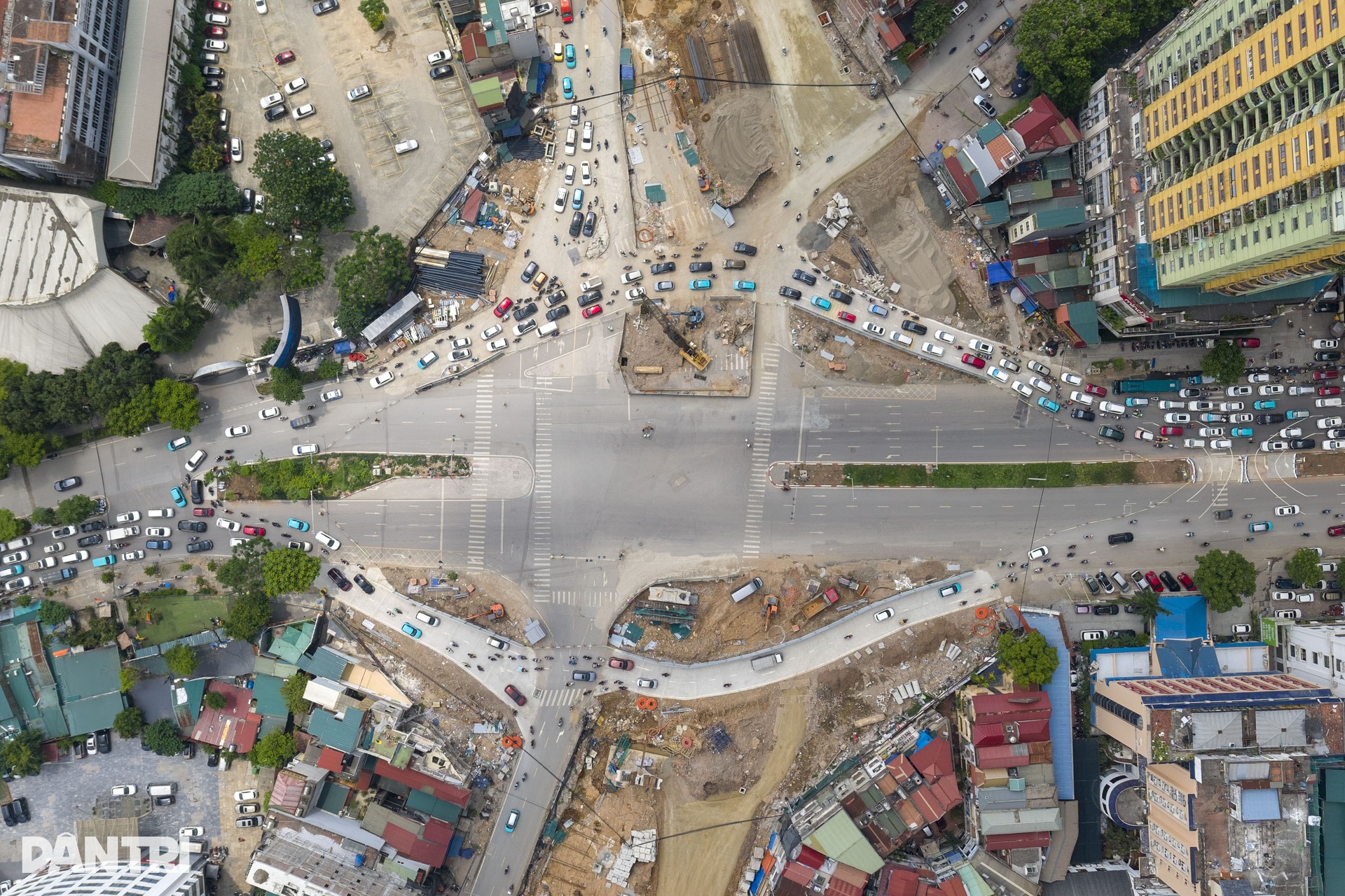 Giao thông hỗn loạn sau một giờ rào thử ngã tư Nguyễn Chí Thanh - La Thành - 1