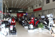 Thị trường ế ẩm, các hãng xe máy chạy đua khuyến mại để kéo khách