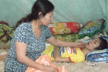 Cám cảnh gia đình có con bị bệnh chủ trọ không cho ở