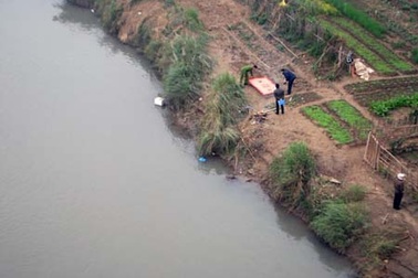 Phát hiện thi thể nam giới trôi trên sông Hồng