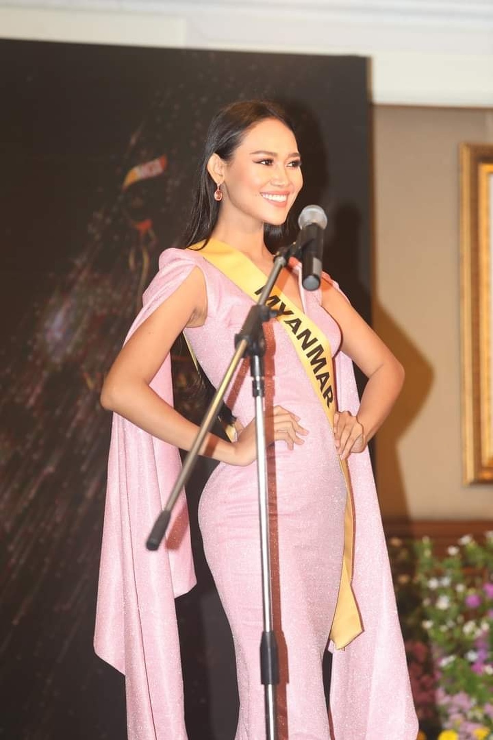 Người đẹp Myanmar lộ ngực khi trình diễn áo tắm - 2 Người đẹp Myanmar lộ ngực khi trình diễn áo tắm - 2