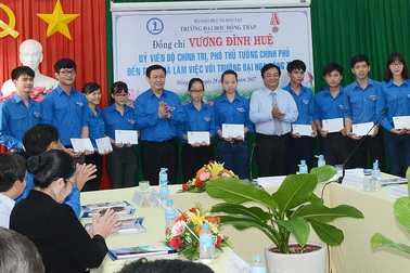 Phó Thủ tướng Vương Đình Huệ tặng 20 suất học bổng cho SV vượt khó